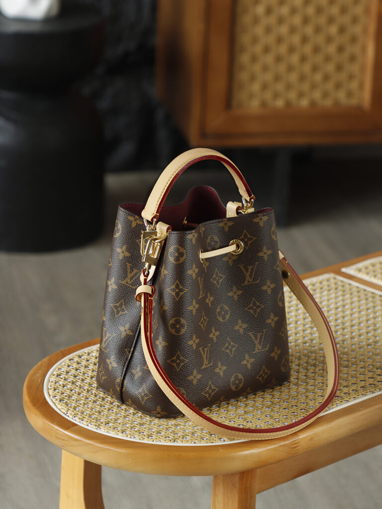 Bolsa Noe BB bucket em canvas Monogram 18