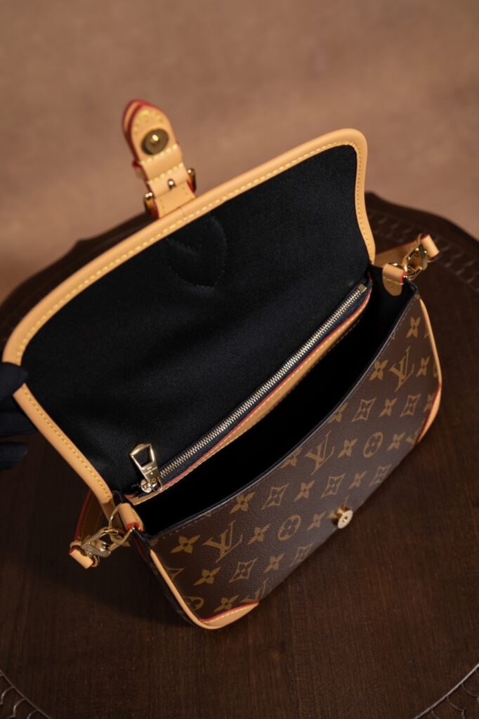 Bolsa Diane PM em canvas Monogram 18
