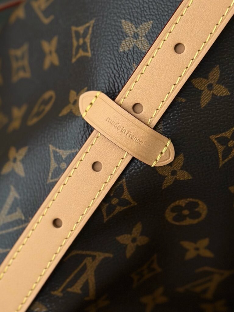 Bolsa CarryAll MM em canvas Monogram 18