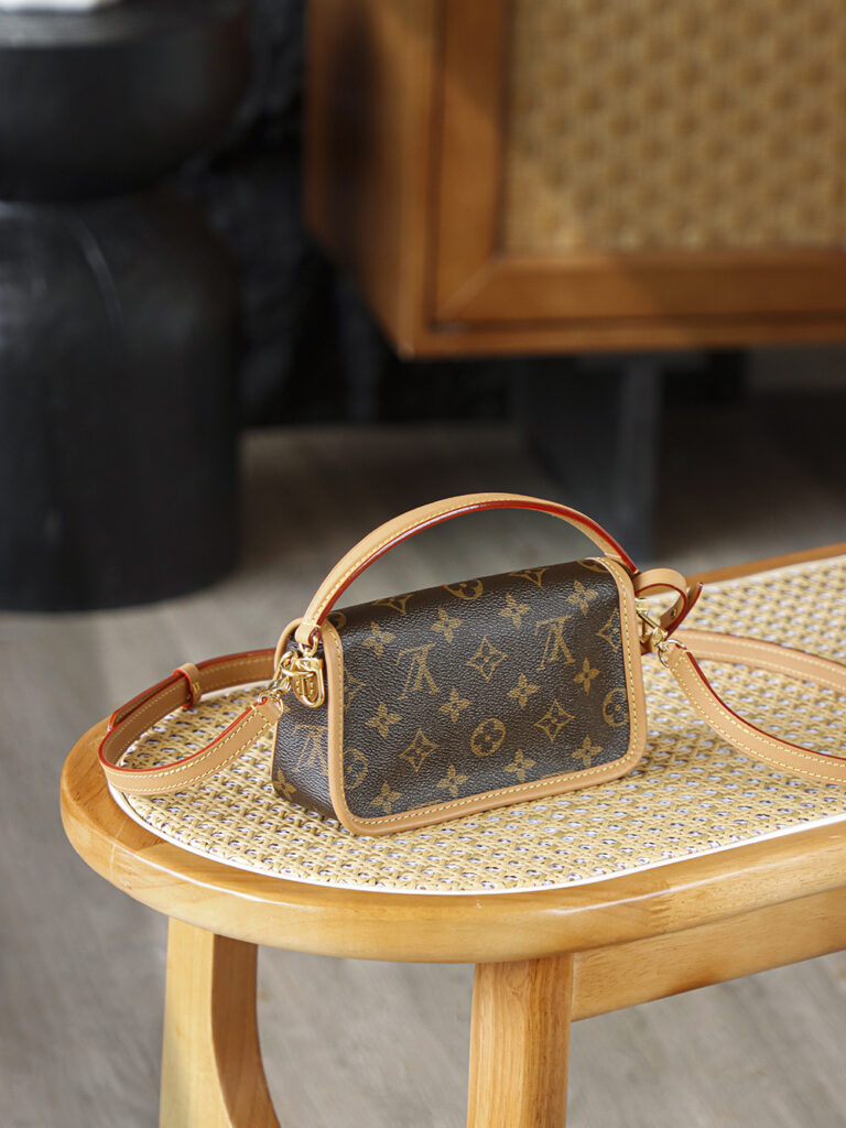 Bolsa Nano Diane em canvas Monogram 18