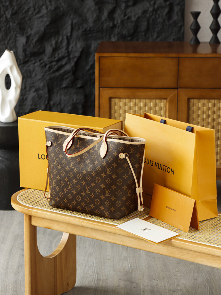 Bolsa Neverfull MM Monogram com interior bege 18
