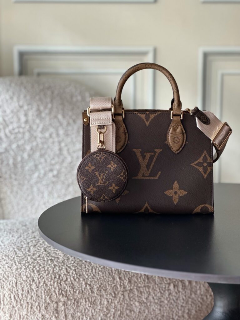 Bolsa Onthego PM em canvas Monogram Reverse 19