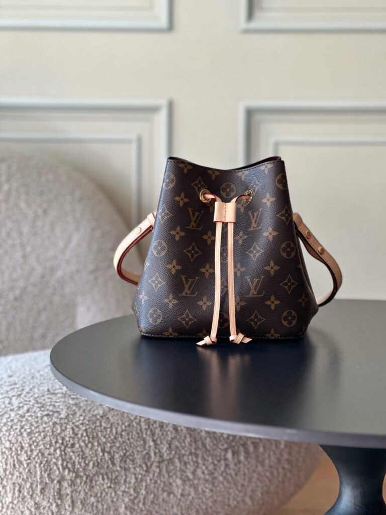 Bolsa Noe BB bucket em canvas Monogram 19