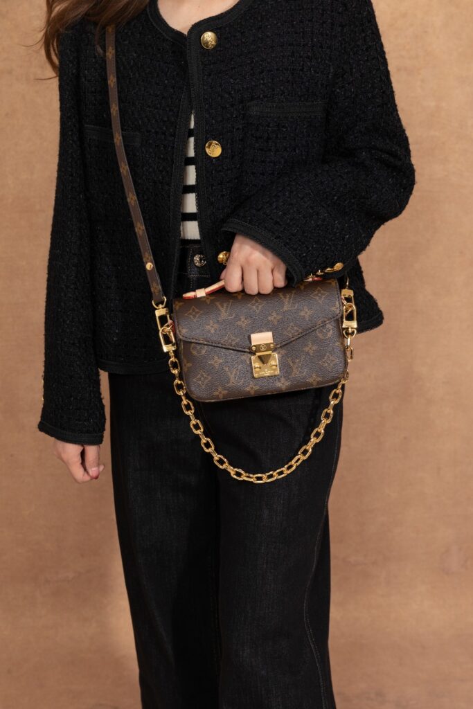 Bolsa Pochette Metis East West em canvas Monogram 19
