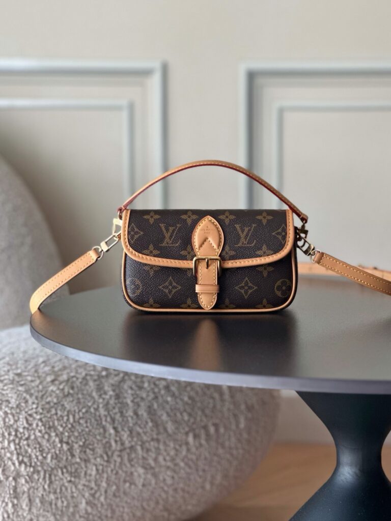 Bolsa Nano Diane em canvas Monogram 19