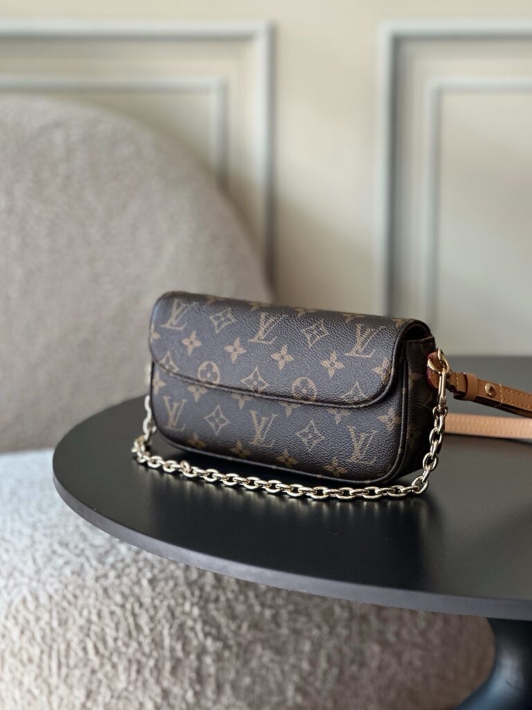 Bolsa Wallet on Chain Ivy em canvas Monogram 20