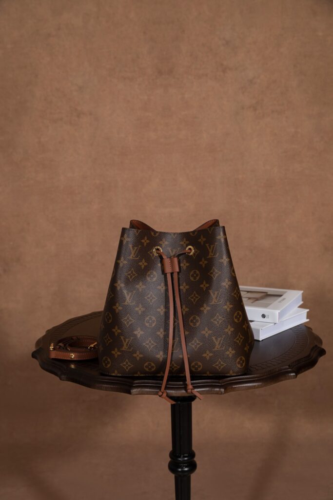 Bolsa Neonoe bucket em canvas Monogram 20
