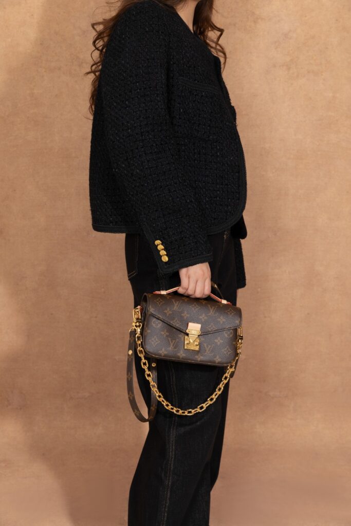 Bolsa Pochette Metis East West em canvas Monogram 20