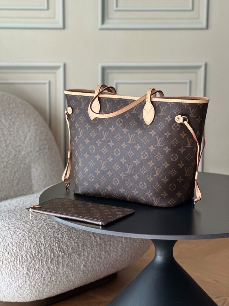Bolsa Neverfull MM Monogram com interior bege 20