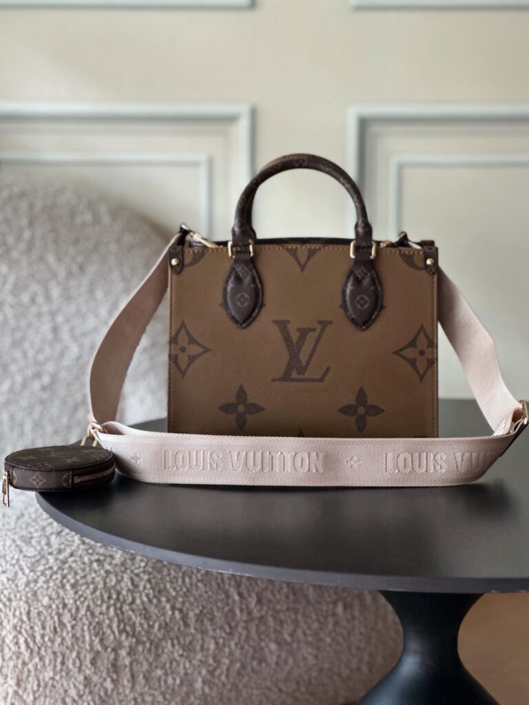 Bolsa Onthego PM em canvas Monogram Reverse 21