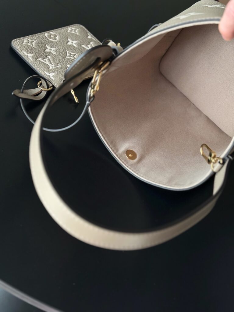 Bolsa All In BB Monogram Empreinte taupe e creme 21