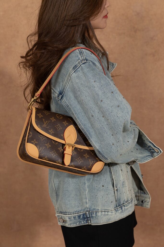 Bolsa Diane PM em canvas Monogram 21