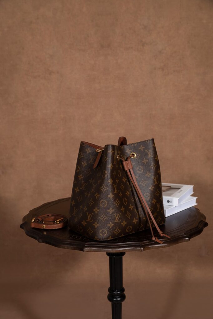 Bolsa Neonoe bucket em canvas Monogram 21