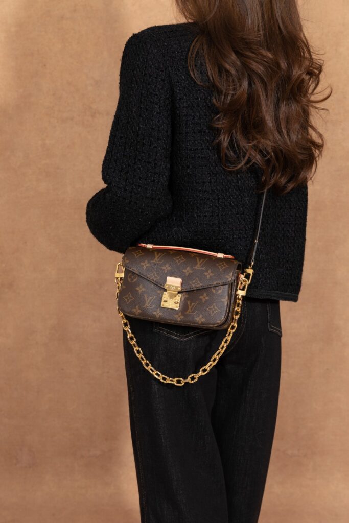 Bolsa Pochette Metis East West em canvas Monogram 21