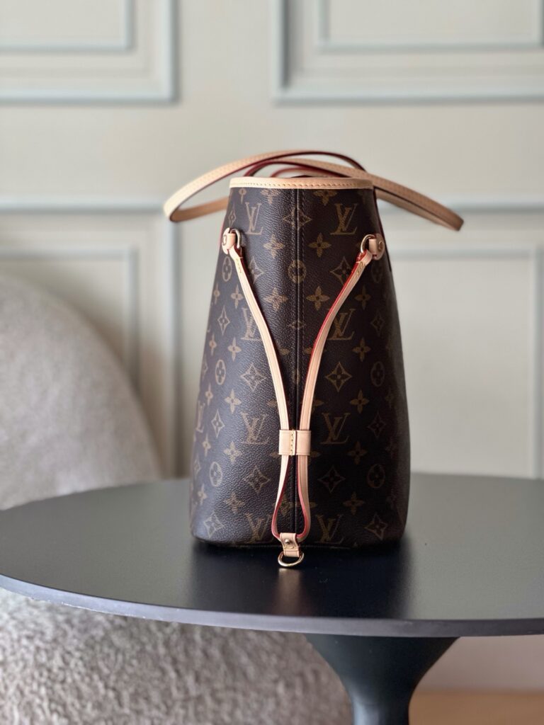 Bolsa Neverfull MM Monogram com interior bege 21
