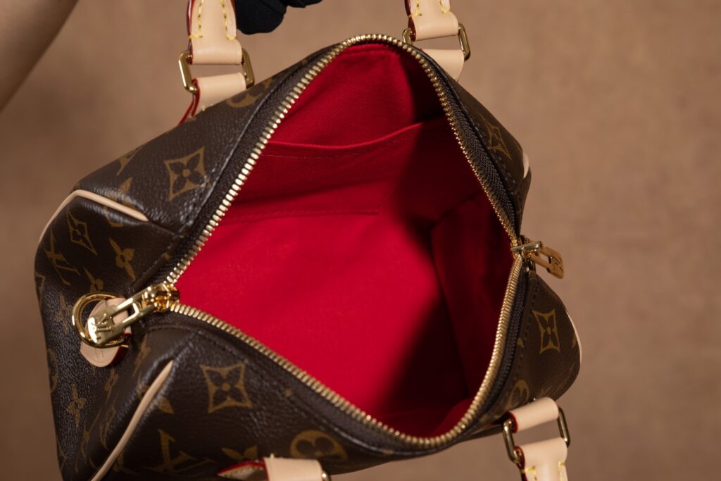 Bolsa Speedy Bandouliere 20 Monogram com alca larga 22
