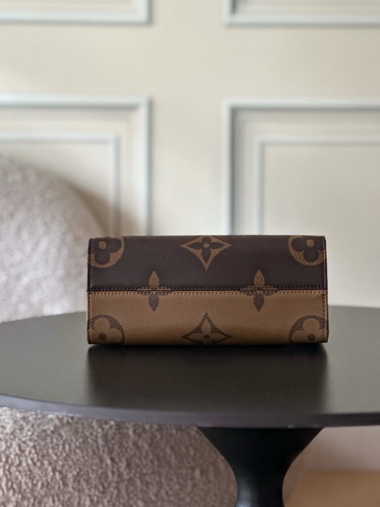 Bolsa Onthego PM em canvas Monogram Reverse 22
