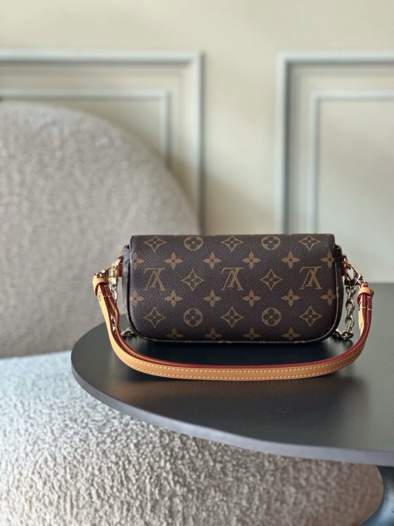 Bolsa Wallet on Chain Ivy em canvas Monogram 22