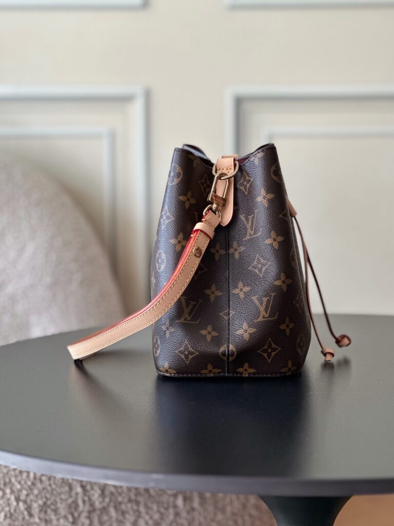 Bolsa Noe BB bucket em canvas Monogram 22