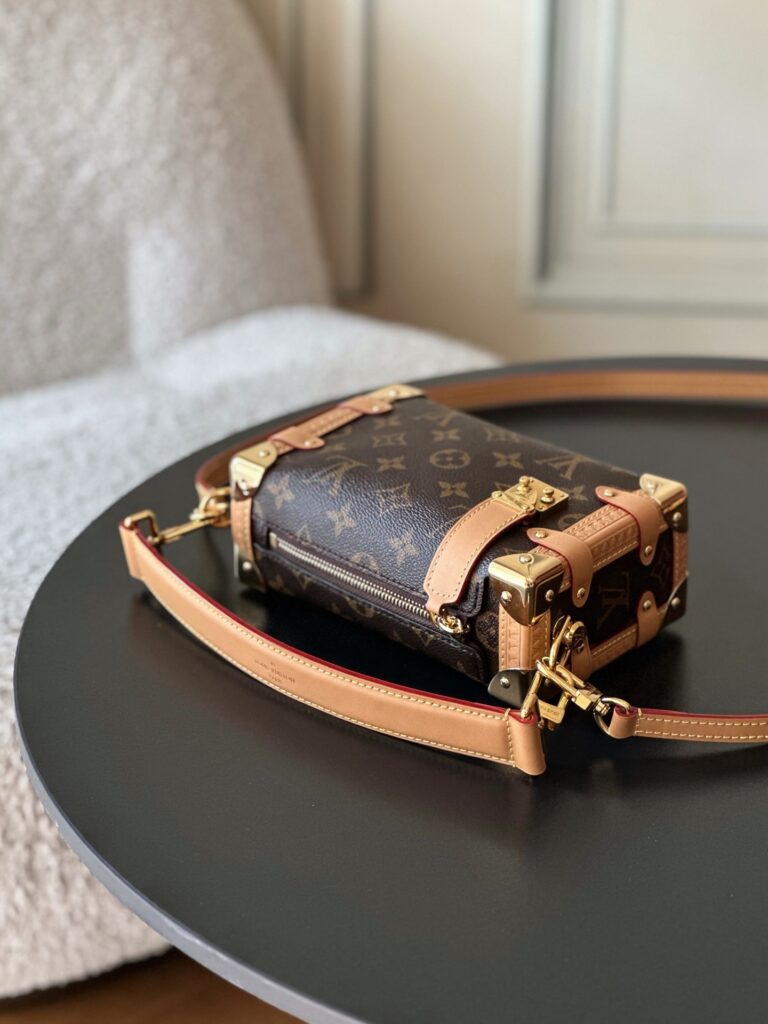 Bolsa Mini Soft Trunk em canvas Monogram 22