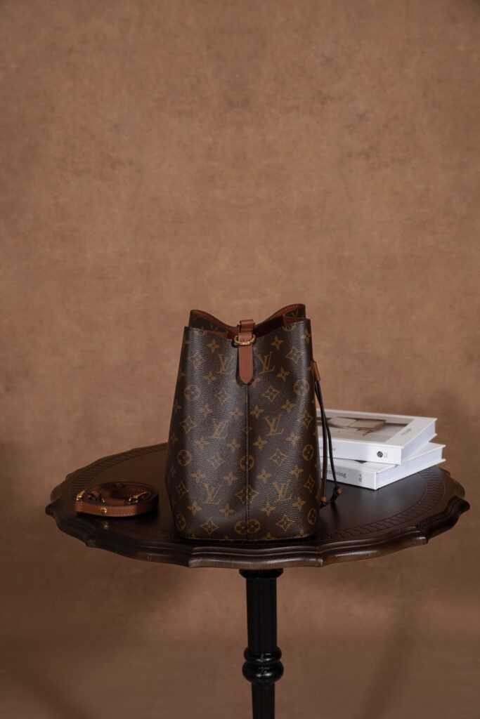 Bolsa Neonoe bucket em canvas Monogram 22
