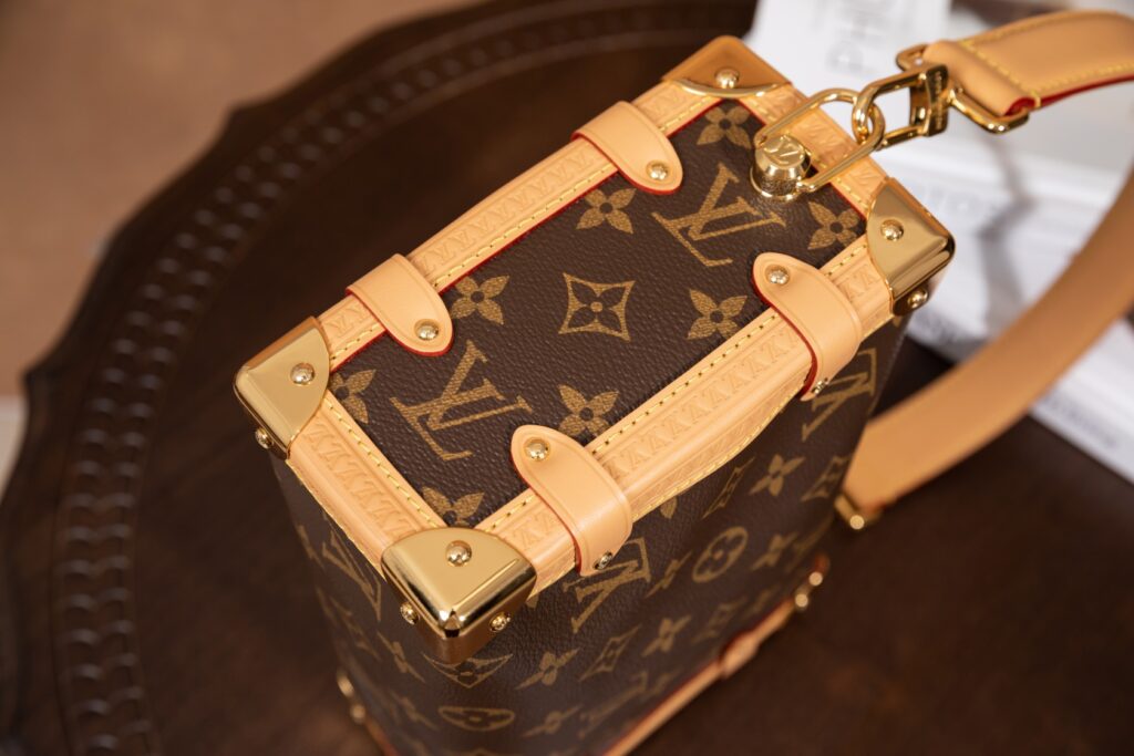 Bolsa Side Trunk MM em canvas Monogram 22