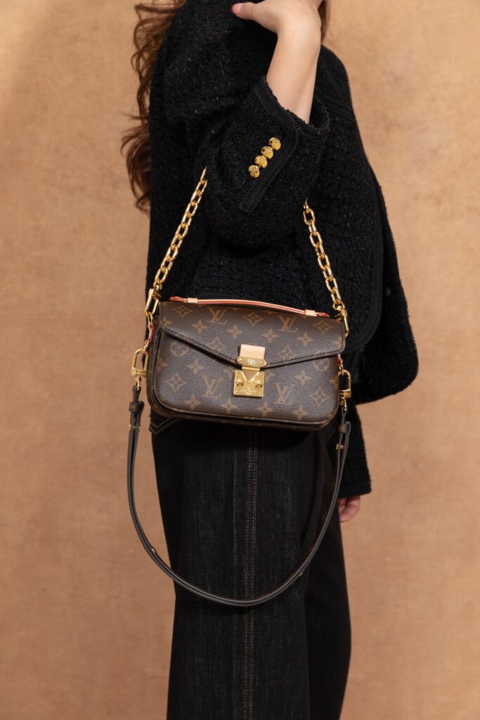 Bolsa Pochette Metis East West em canvas Monogram 22