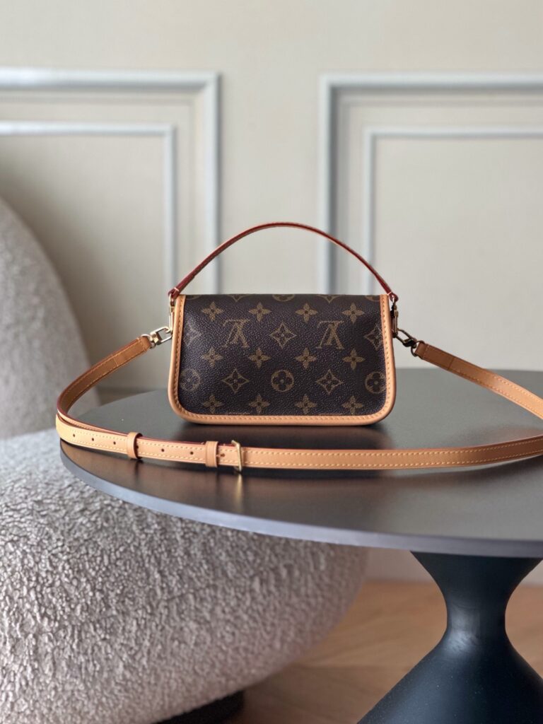 Bolsa Nano Diane em canvas Monogram 22