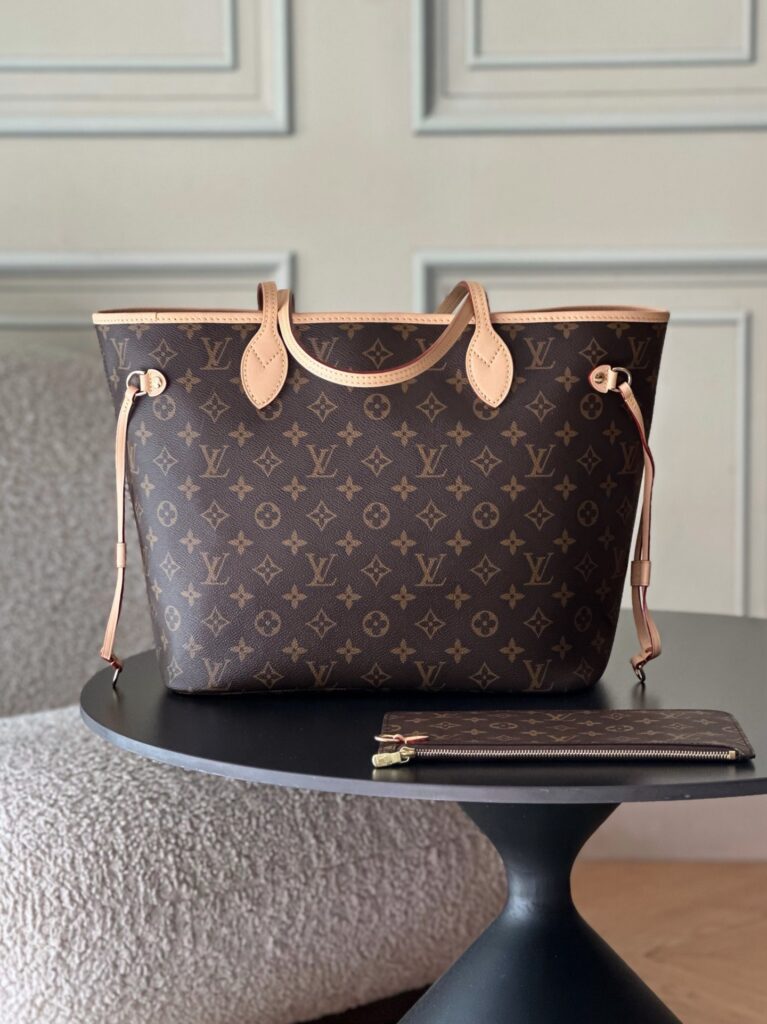 Bolsa Neverfull MM Monogram com interior bege 22