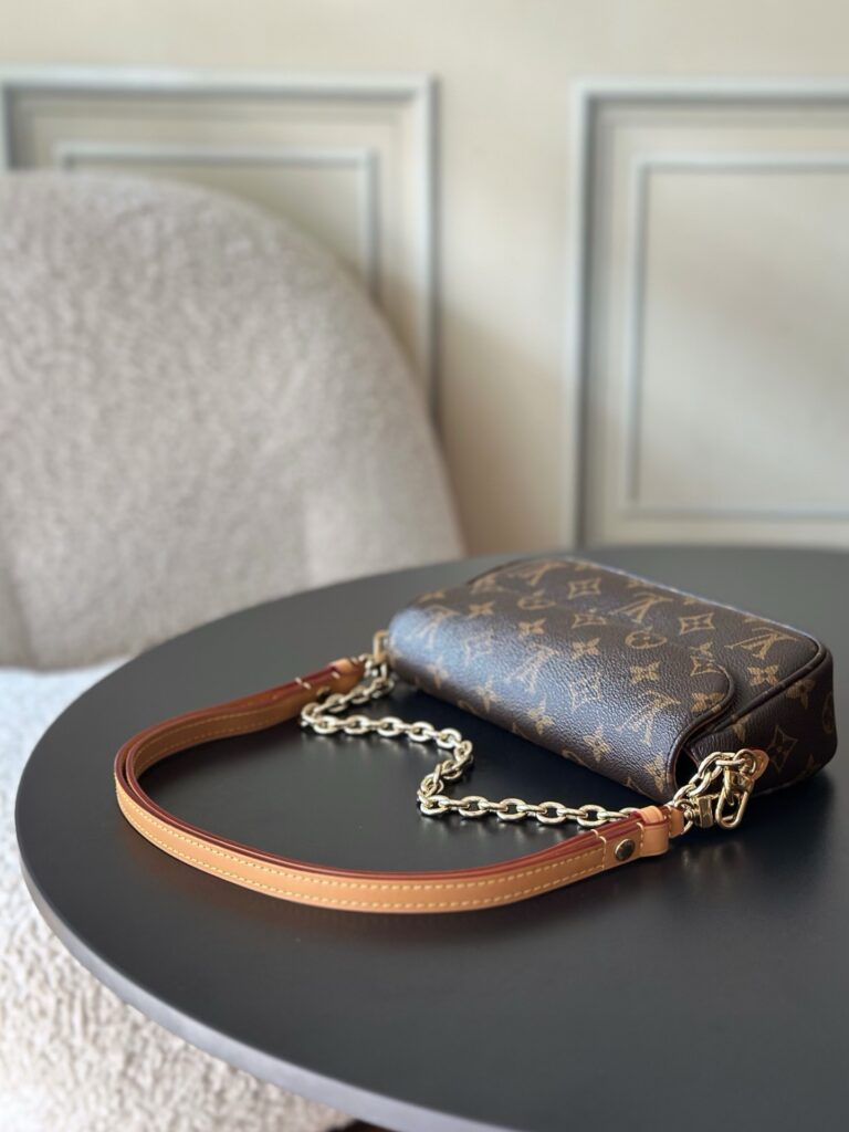 Bolsa Wallet on Chain Ivy em canvas Monogram 23