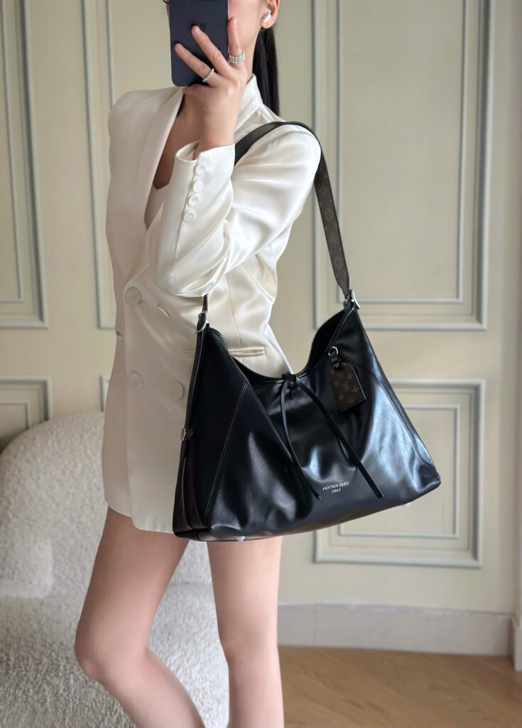 Bolsa CarryAll MM Black Monogram 23