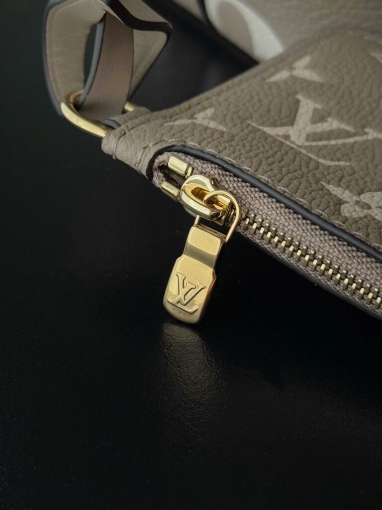 Bolsa All In BB Monogram Empreinte taupe e creme 23