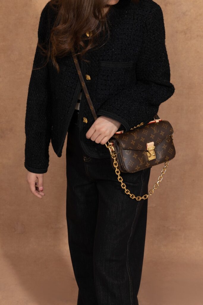 Bolsa Pochette Metis East West em canvas Monogram 23