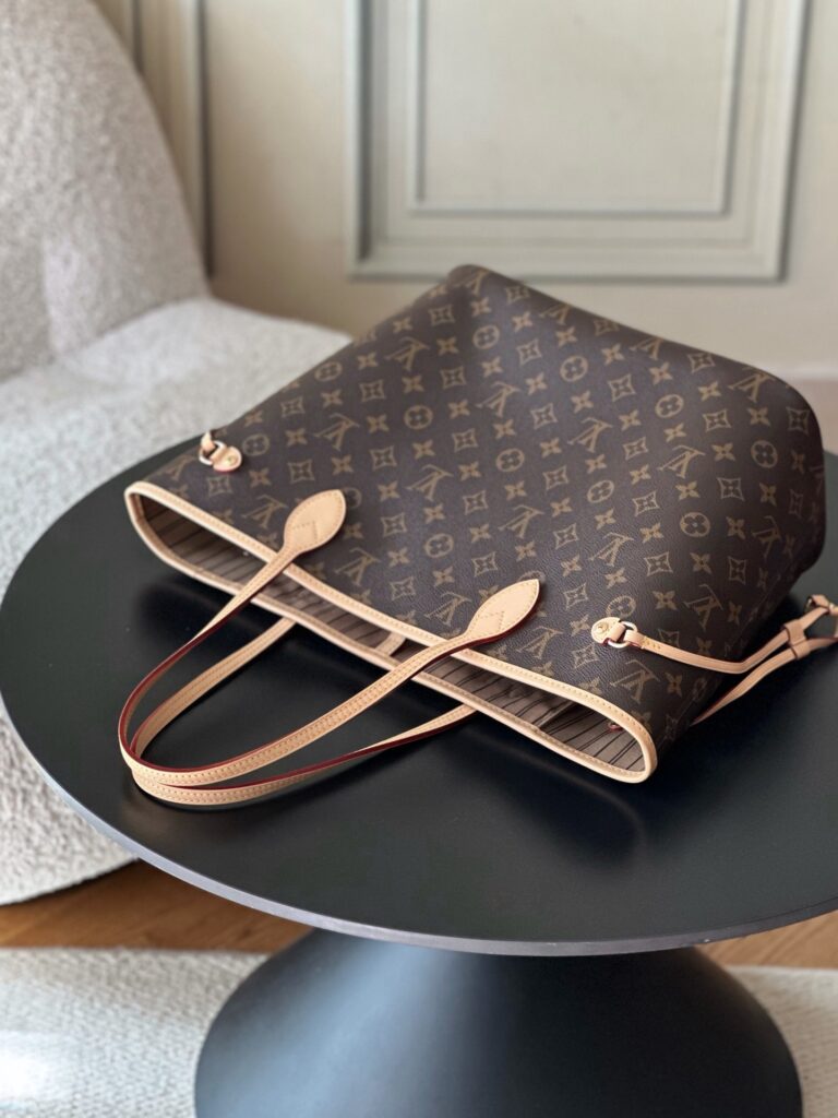 Bolsa Neverfull MM Monogram com interior bege 23