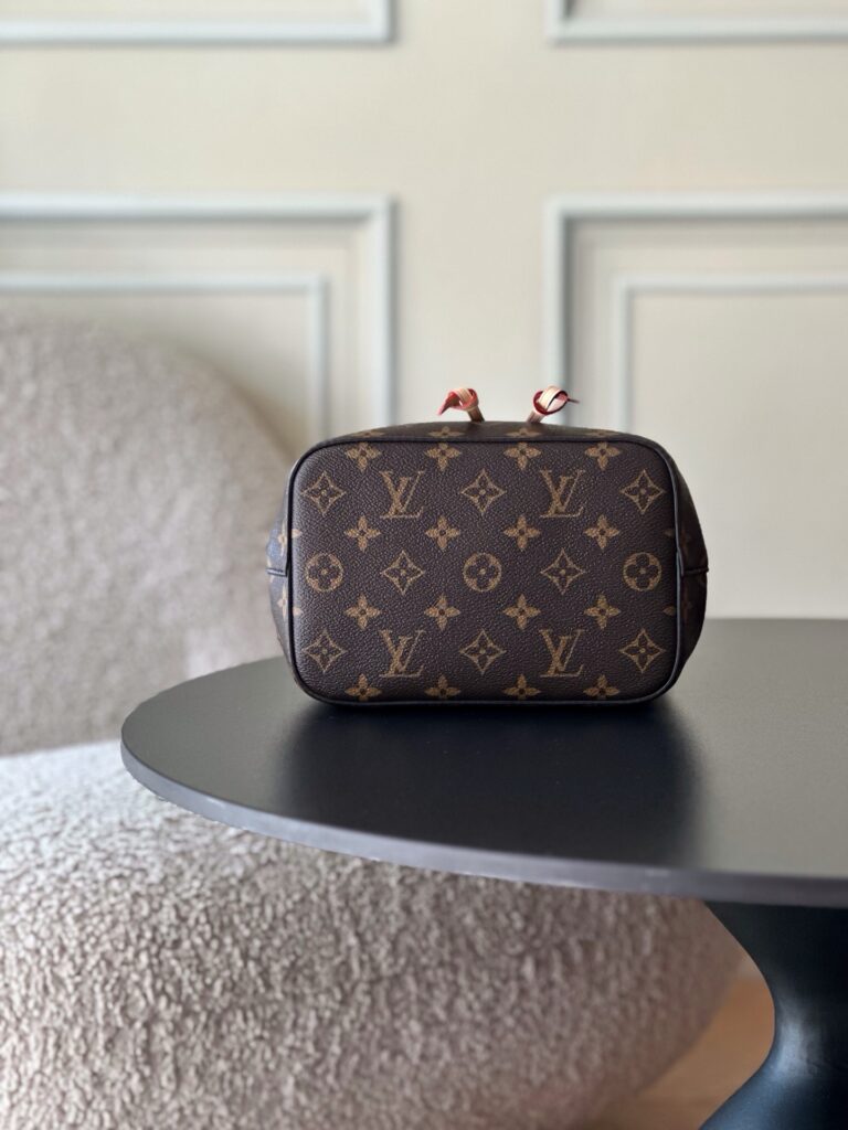 Bolsa Noe BB bucket em canvas Monogram 24