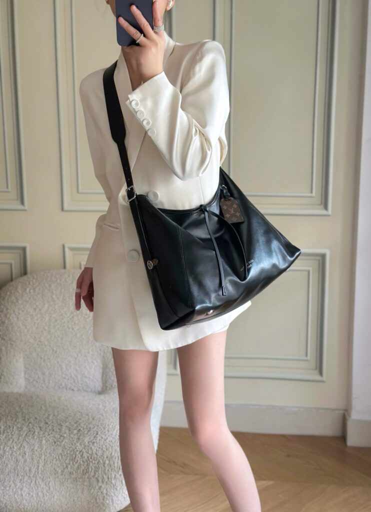 Bolsa CarryAll MM Black Monogram 24