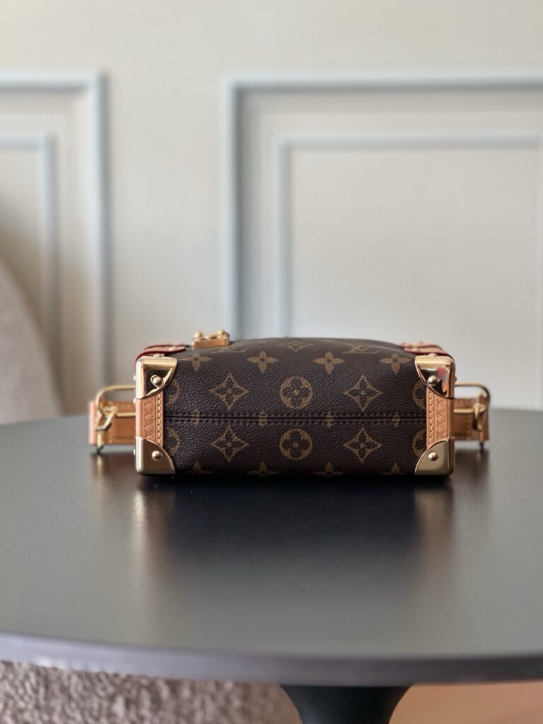 Bolsa Mini Soft Trunk em canvas Monogram 24