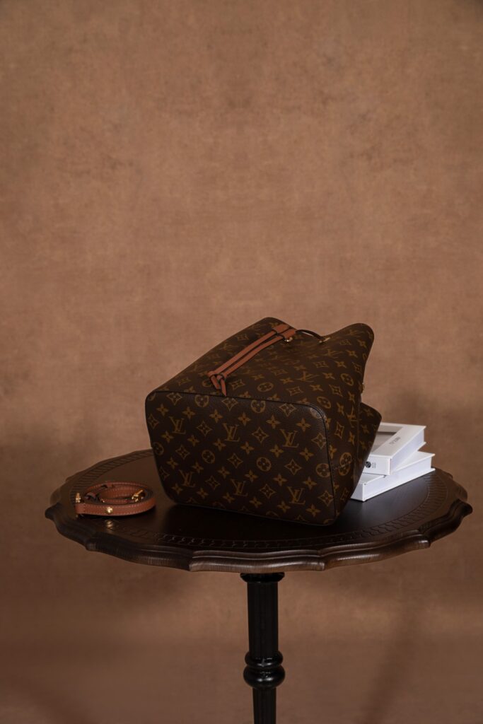 Bolsa Neonoe bucket em canvas Monogram 24