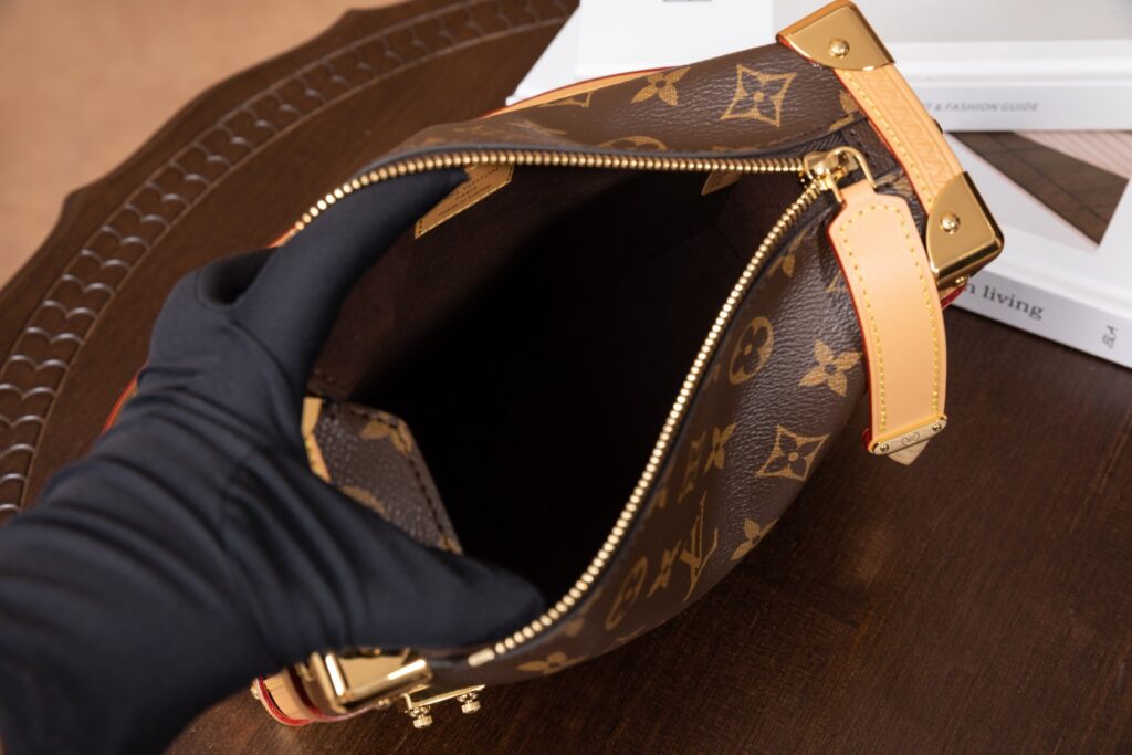 Bolsa Side Trunk MM em canvas Monogram 24