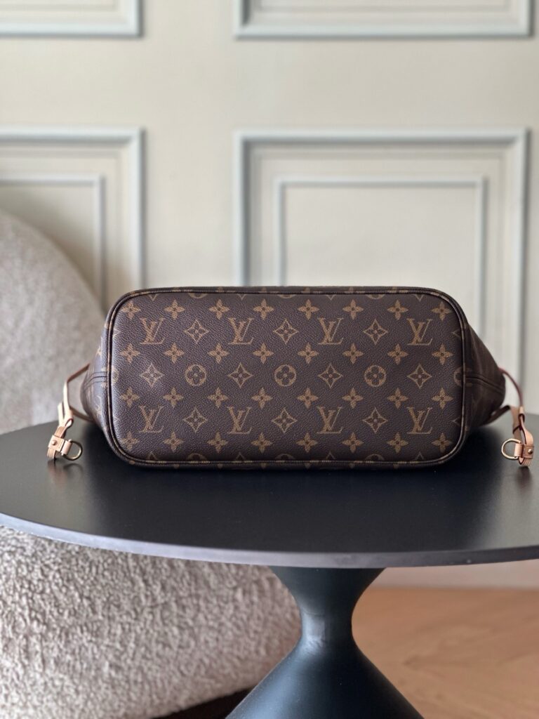 Bolsa Neverfull MM Monogram com interior bege 24