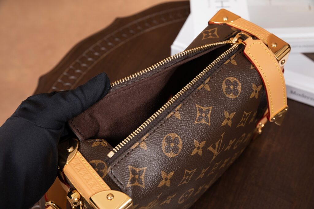 Bolsa Side Trunk MM em canvas Monogram 25