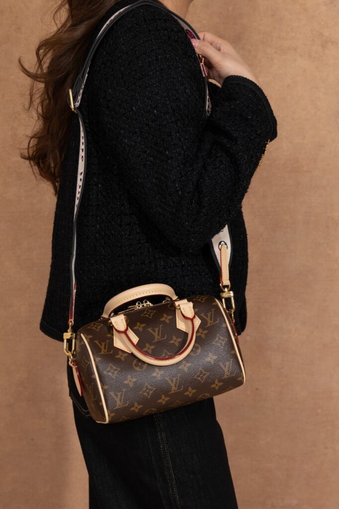 Bolsa Speedy Bandouliere 20 Monogram com alca larga 25