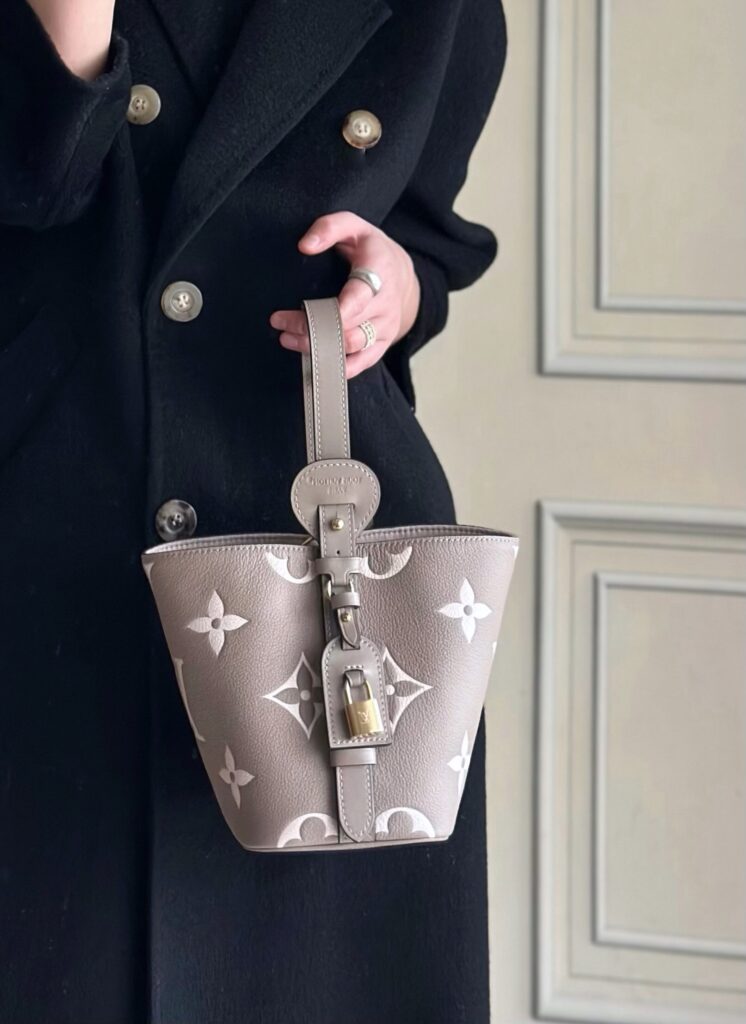 Bolsa All In BB Monogram Empreinte taupe e creme 26
