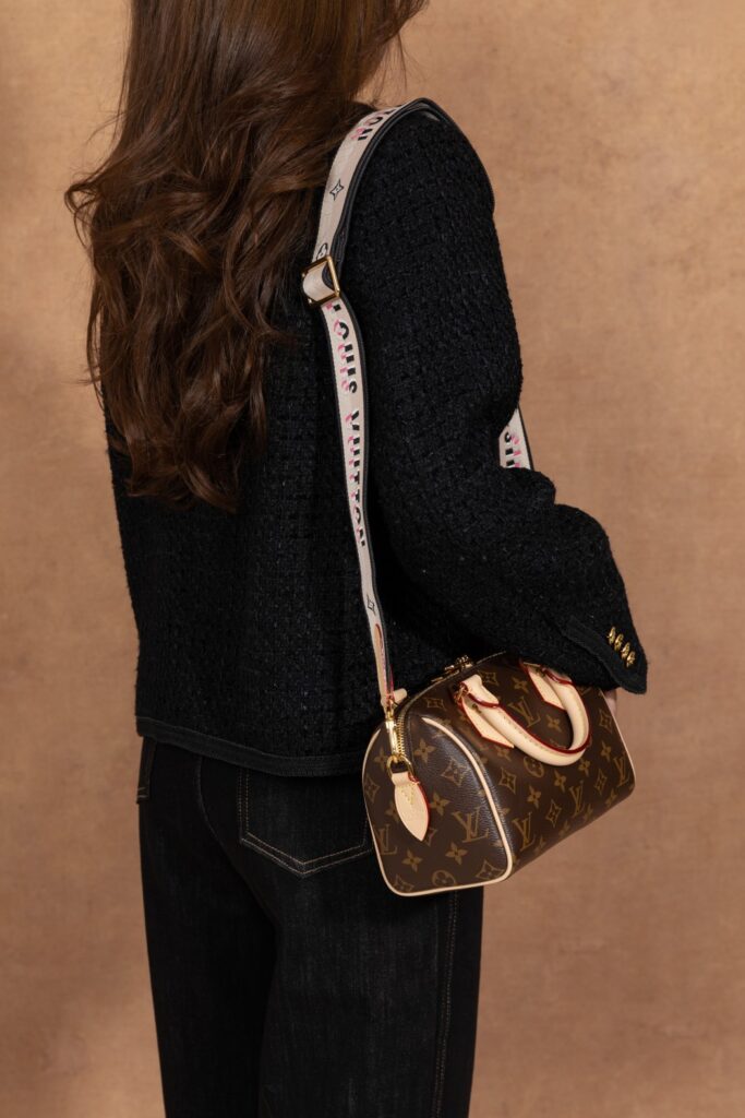 Bolsa Speedy Bandouliere 20 Monogram com alca larga 26