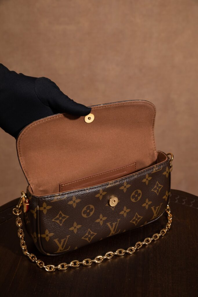 Bolsa Wallet on Chain Ivy em canvas Monogram 26