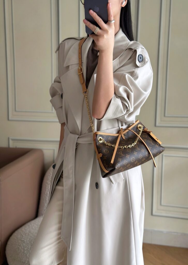 Bolsa CarryAll BB em canvas Monogram 27