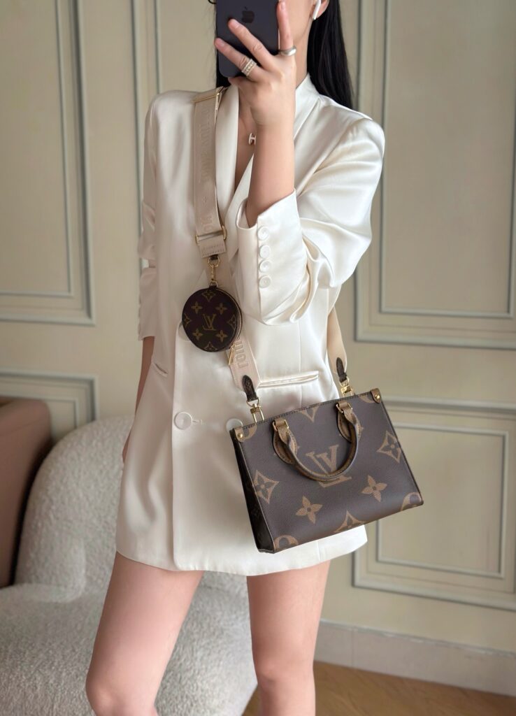 Bolsa Onthego PM em canvas Monogram Reverse 27