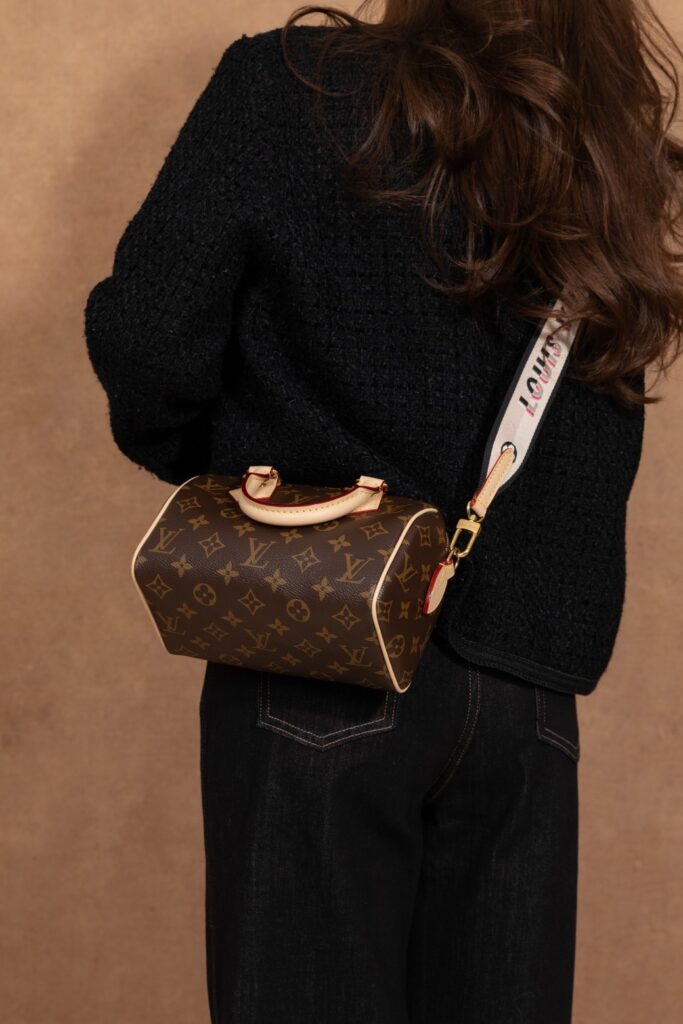 Bolsa Speedy Bandouliere 20 Monogram com alca larga 27