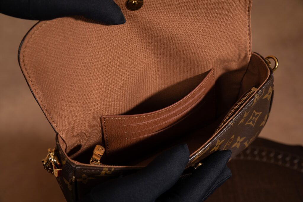 Bolsa Wallet on Chain Ivy em canvas Monogram 27