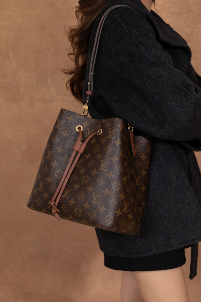 Bolsa Neonoe bucket em canvas Monogram 28